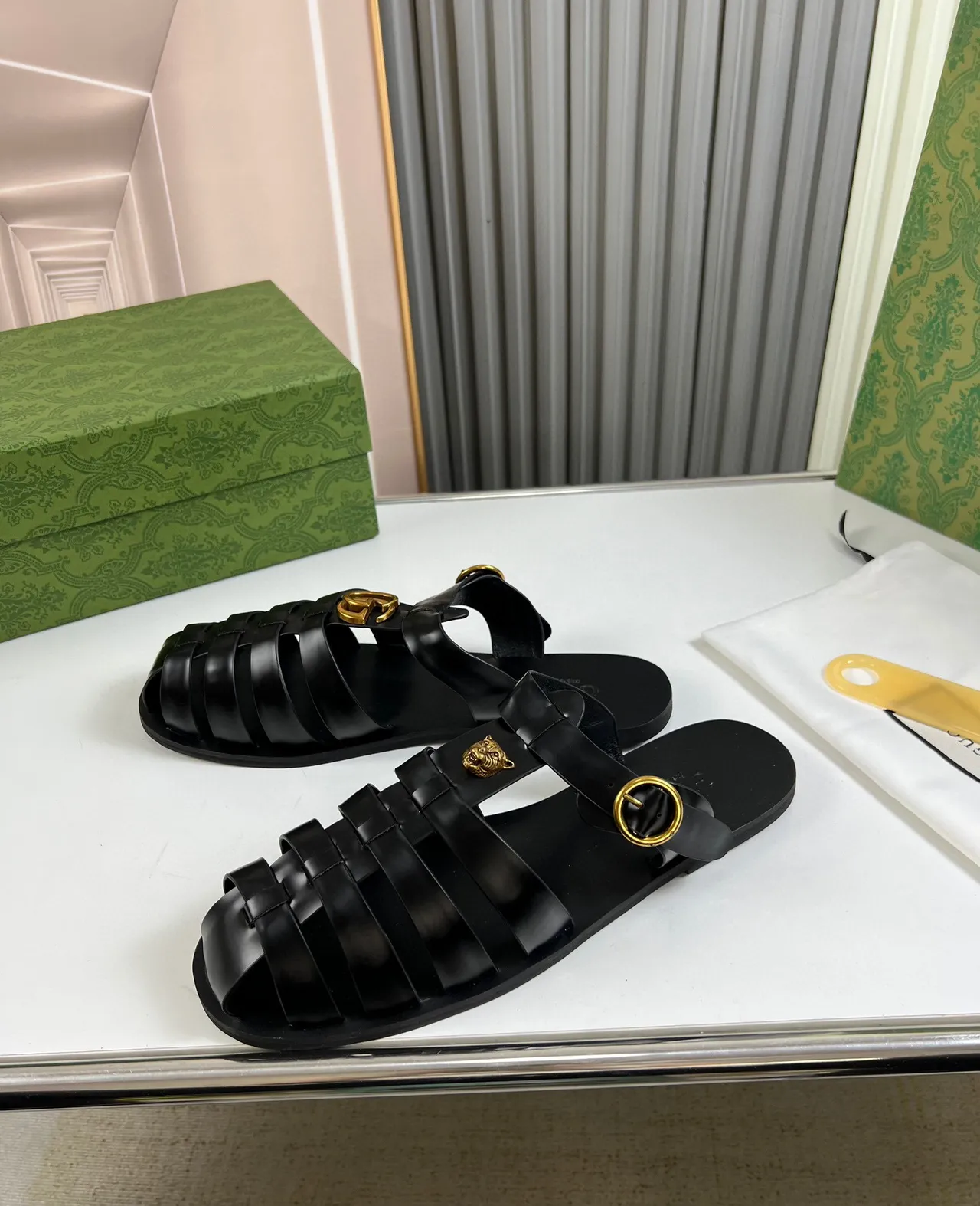Gucci ميدوزا جلادياتور صندل أسود ذهبي متعدد الحزام رأس الأجهزة صندل جلادياتور 8