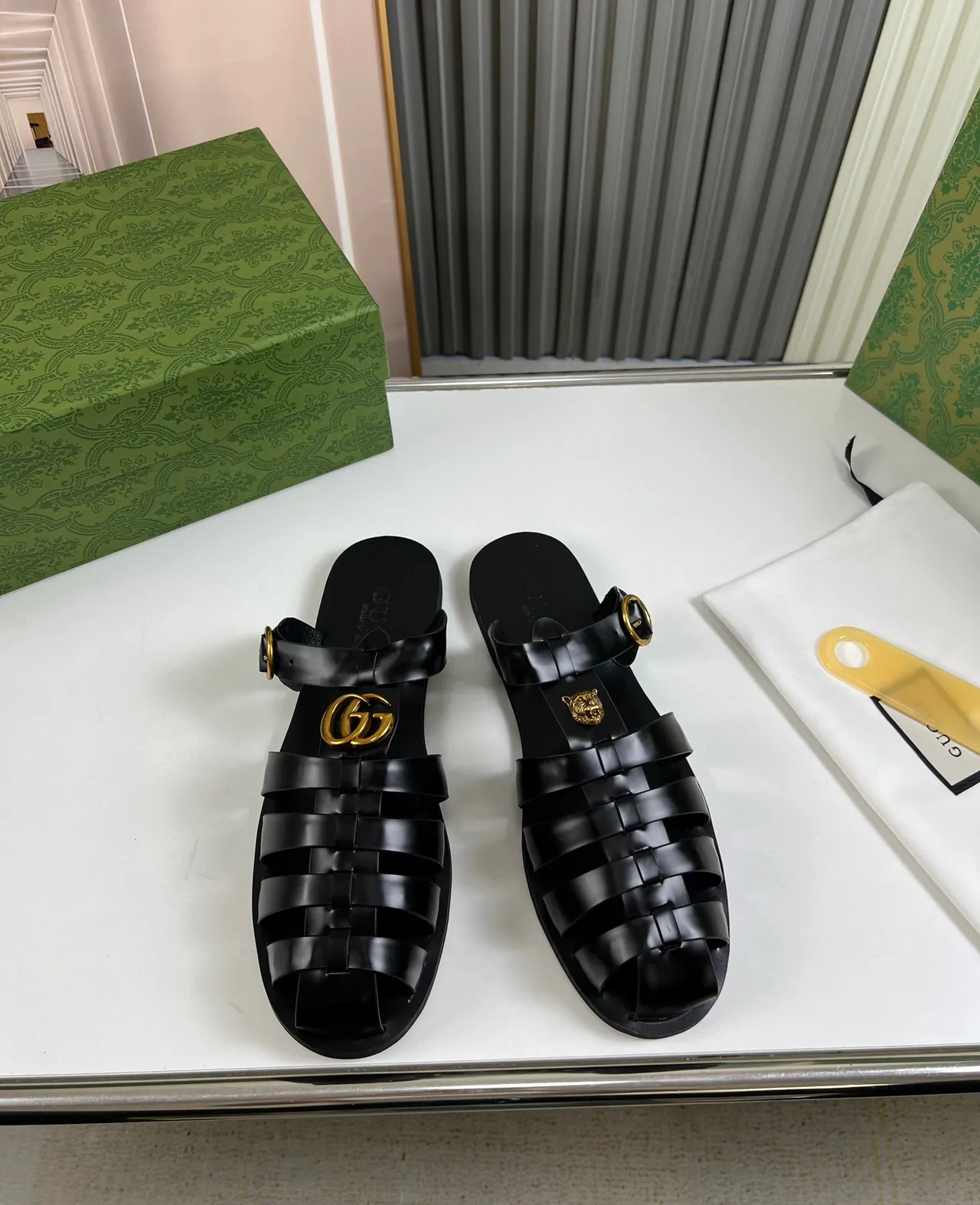 Gucci ميدوزا جلادياتور صندل أسود ذهبي متعدد الحزام رأس الأجهزة صندل جلادياتور 9