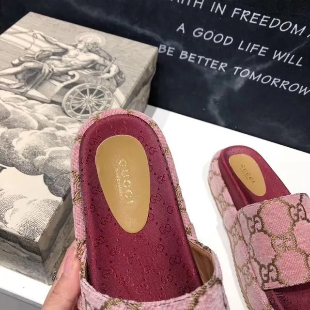 Gucci وردي أحمر GG جاكار نسيج نعال منصة 5