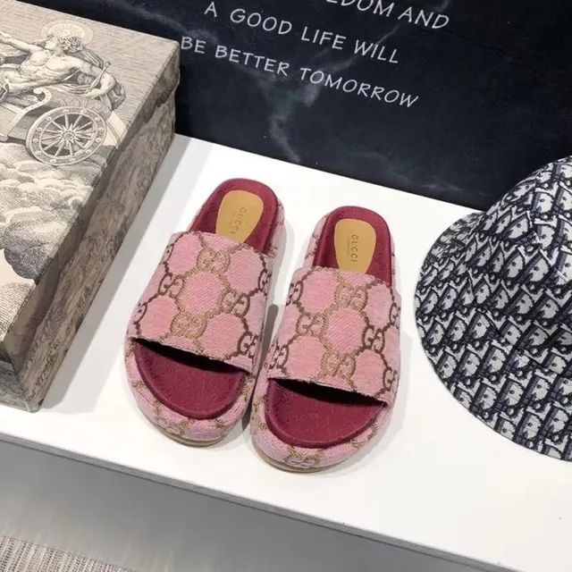 Gucci وردي أحمر GG جاكار نسيج نعال منصة 7