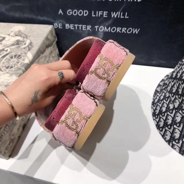 Gucci وردي أحمر GG جاكار نسيج نعال منصة 8