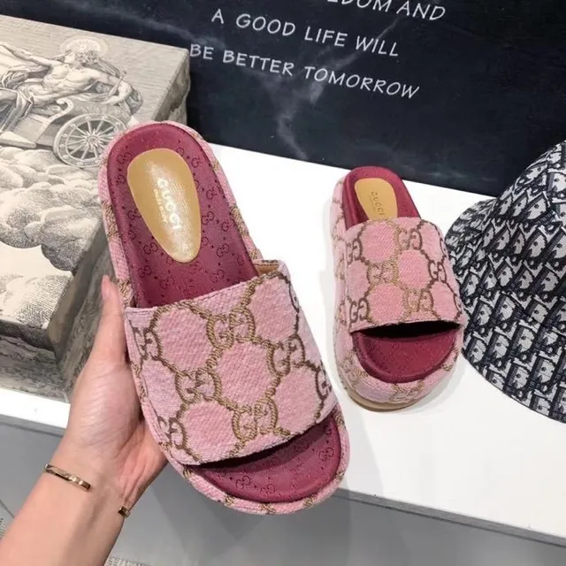 Gucci وردي أحمر GG جاكار نسيج نعال منصة 9