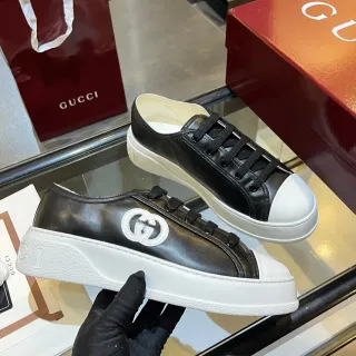 Gucci Screener Zapatillas lifestyle de cuero negro y blanco