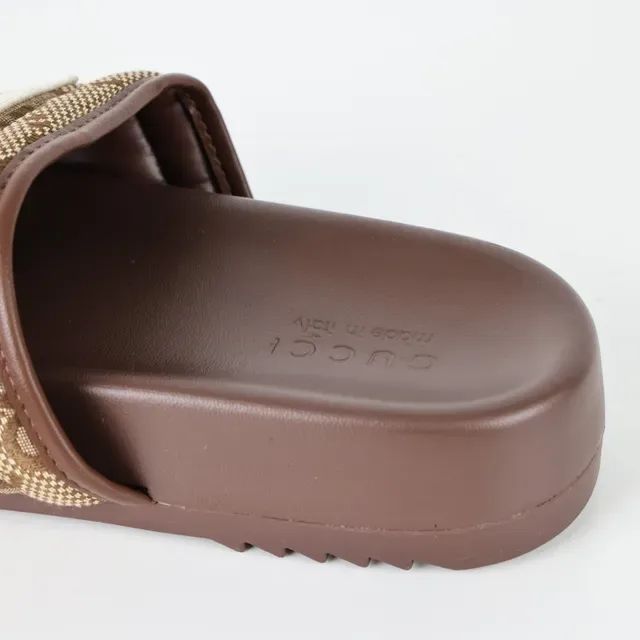 Gucci Screener GG Monogram বেইজ এবং বাদামি স্লাইড স্লিপার্স 4
