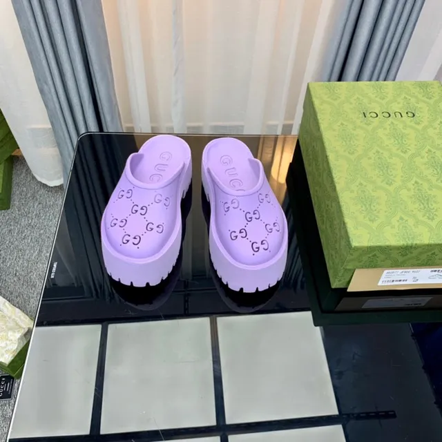 Gucci Screener lavanda Interlocking GG perfurado plataforma chinelos 3
