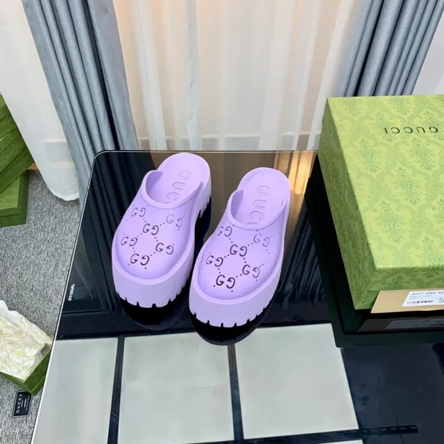 Gucci Screener lavanda Interlocking GG perfurado plataforma chinelos 4