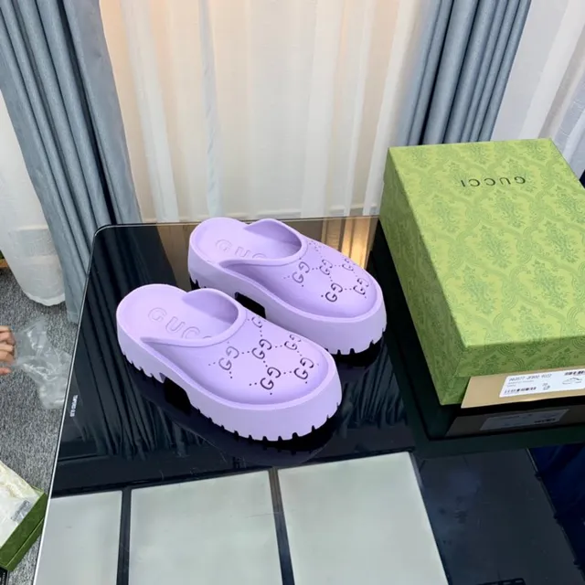 Gucci Screener lavanda Interlocking GG perfurado plataforma chinelos 7