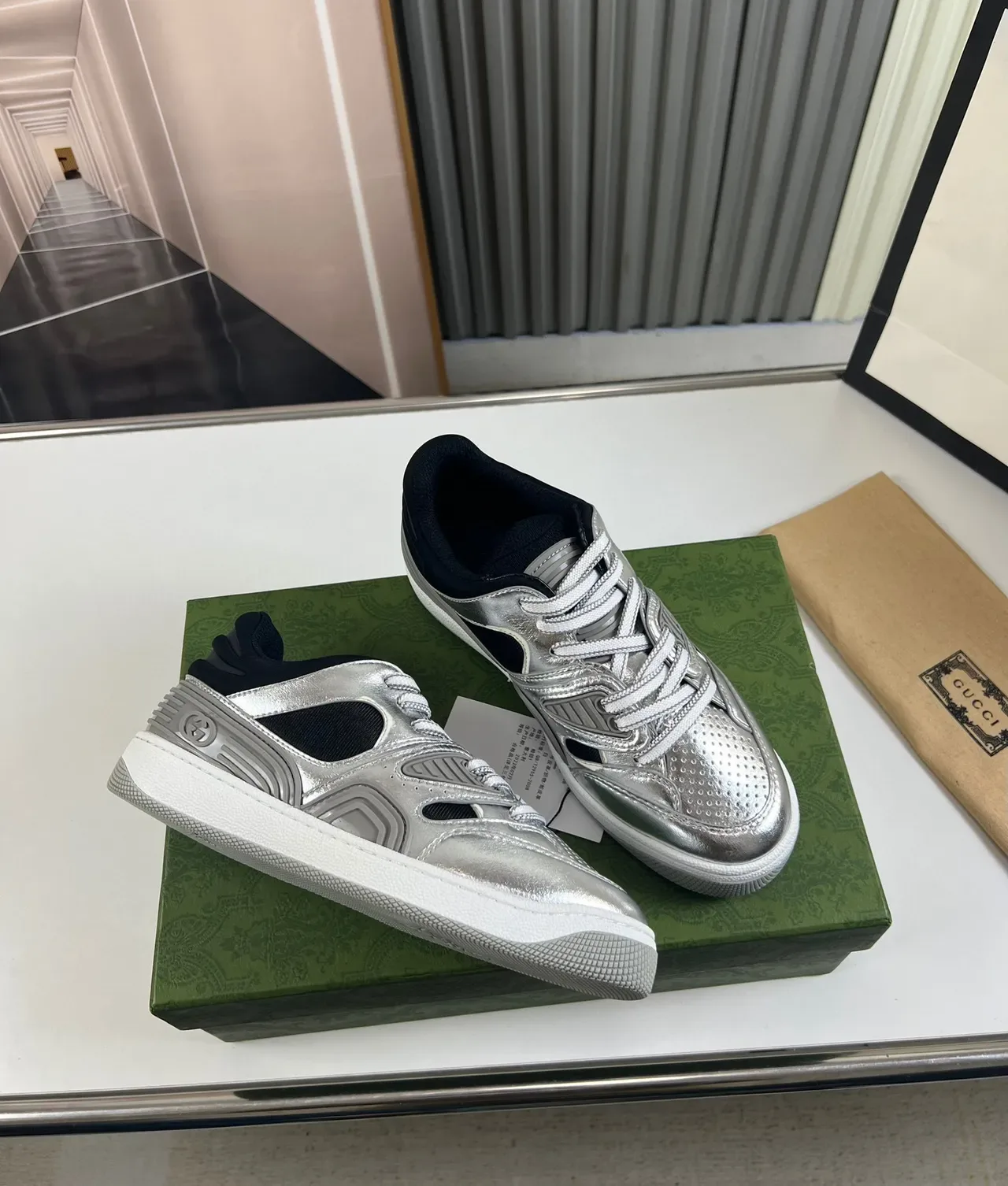 Gucci চাঁদি কালো মেটালিক উপরের জাল কাটআউট লাইফস্টাইল স্নিকার 5