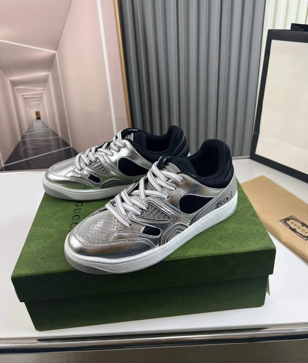 Gucci চাঁদি কালো মেটালিক উপরের জাল কাটআউট লাইফস্টাইল স্নিকার 8