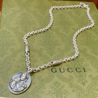 Gucci Collier Médaillon Religieux en Ton Argent