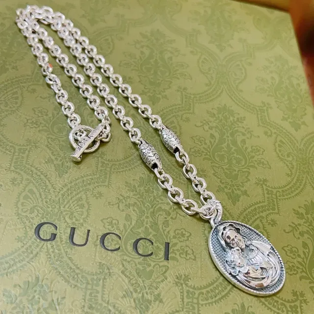 Gucci Collier Médaillon Religieux en Ton Argent 3