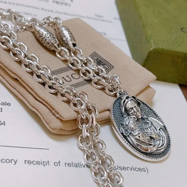 Gucci Collier Médaillon Religieux en Ton Argent 4