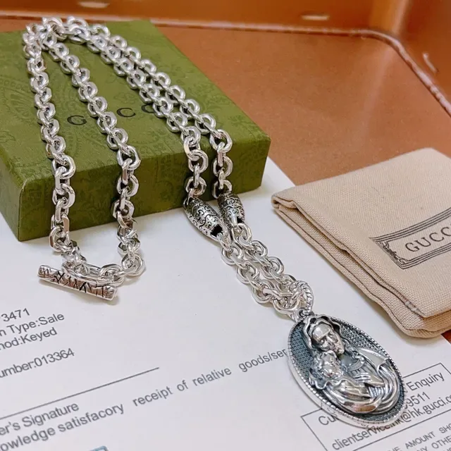 Gucci Collier Médaillon Religieux en Ton Argent 6