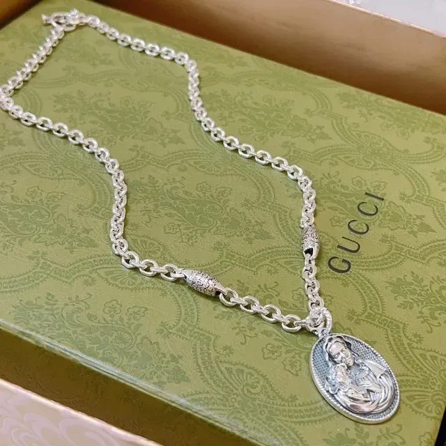 Gucci Collier Médaillon Religieux en Ton Argent 7