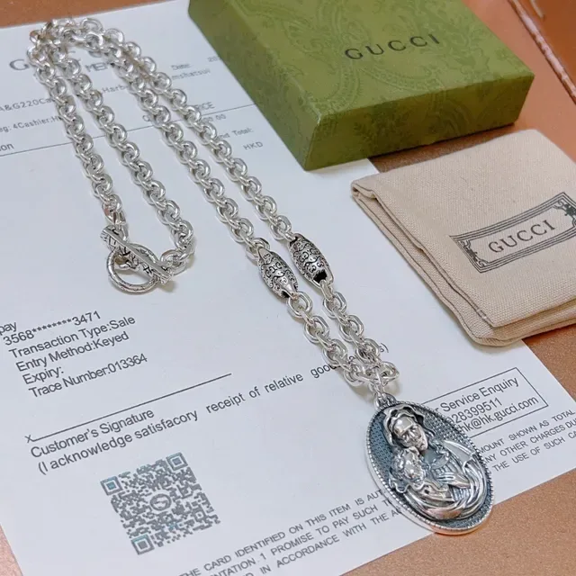 Gucci Collier Médaillon Religieux en Ton Argent 9