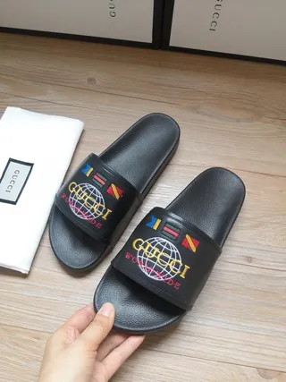 Gucci Worldwide Slide chaussons noirs brodés globe 3