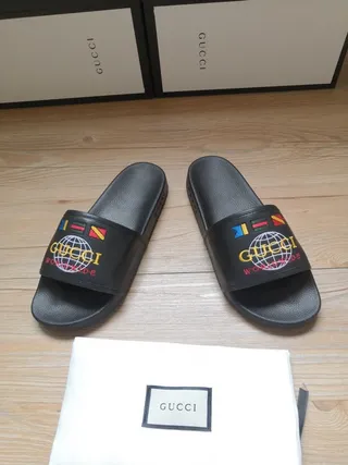 Gucci Worldwide Slide chaussons noirs brodés globe 4