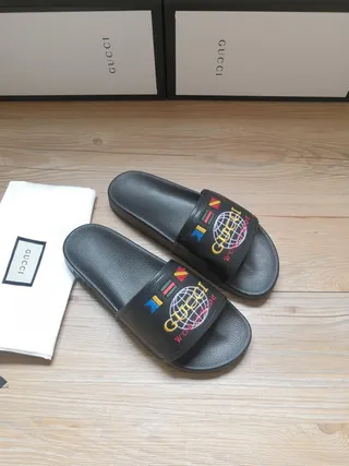 Gucci Worldwide Slide chaussons noirs brodés globe 5