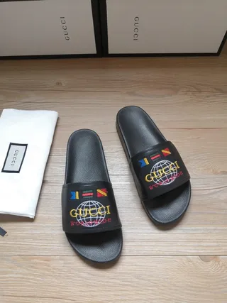 Gucci Worldwide Slide chaussons noirs brodés globe 6