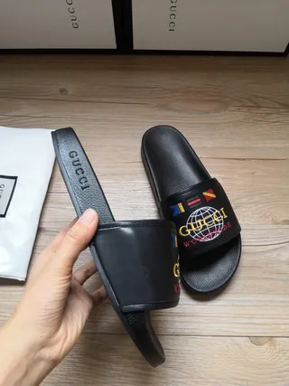 Gucci Worldwide Slide chaussons noirs brodés globe 7