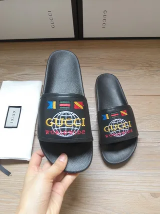 Gucci Worldwide Slide chaussons noirs brodés globe 8