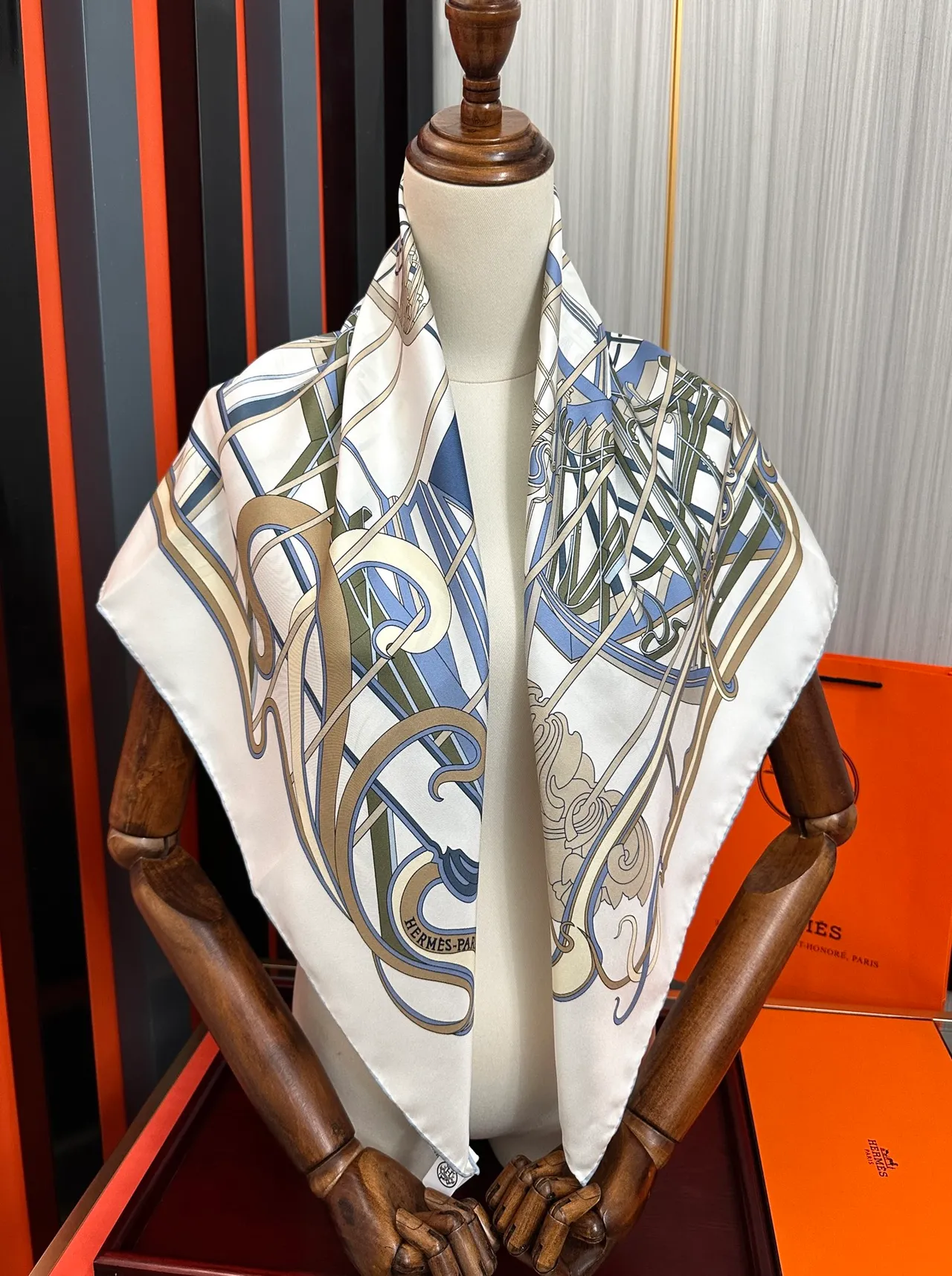 Hermès Bege Azul Impressão Art Nouveau Base Creme Cachecol de Seda 2