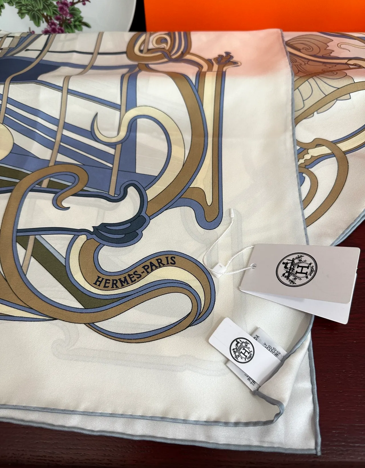 Hermès Bege Azul Impressão Art Nouveau Base Creme Cachecol de Seda 4