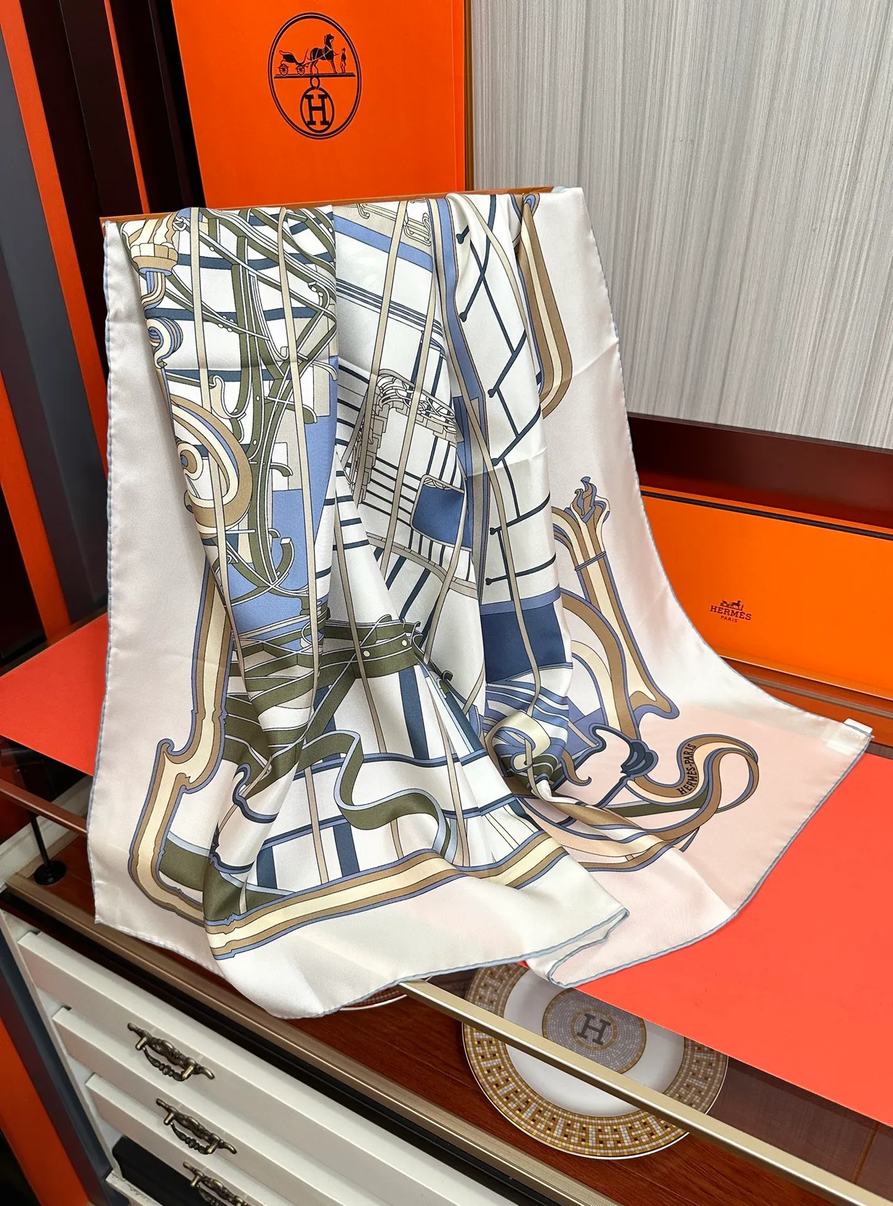 Hermès Bege Azul Impressão Art Nouveau Base Creme Cachecol de Seda 5