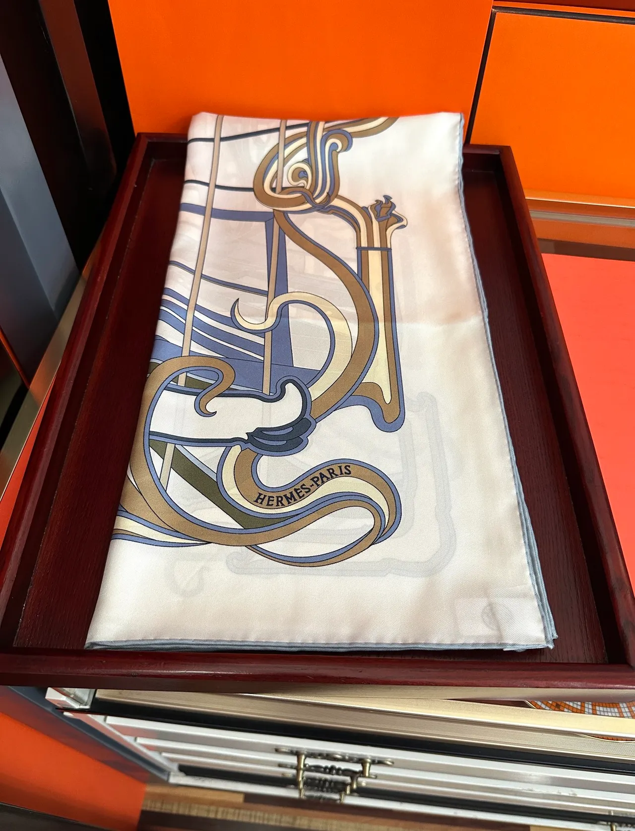 Hermès Bege Azul Impressão Art Nouveau Base Creme Cachecol de Seda 8