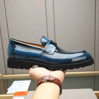 Hermès নীল কালো গ্লসি প্যাটেন্ট-ইফেক্ট লেদার বাকেল স্ট্র্যাপ ডিটেল লোয়ারফার