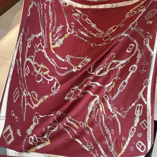 Hermès बर्गंडी सफेद घुड़सवारी हार्डवेयर प्रिंट सीमित चौकोर सिल्हूट रेशम शॉल