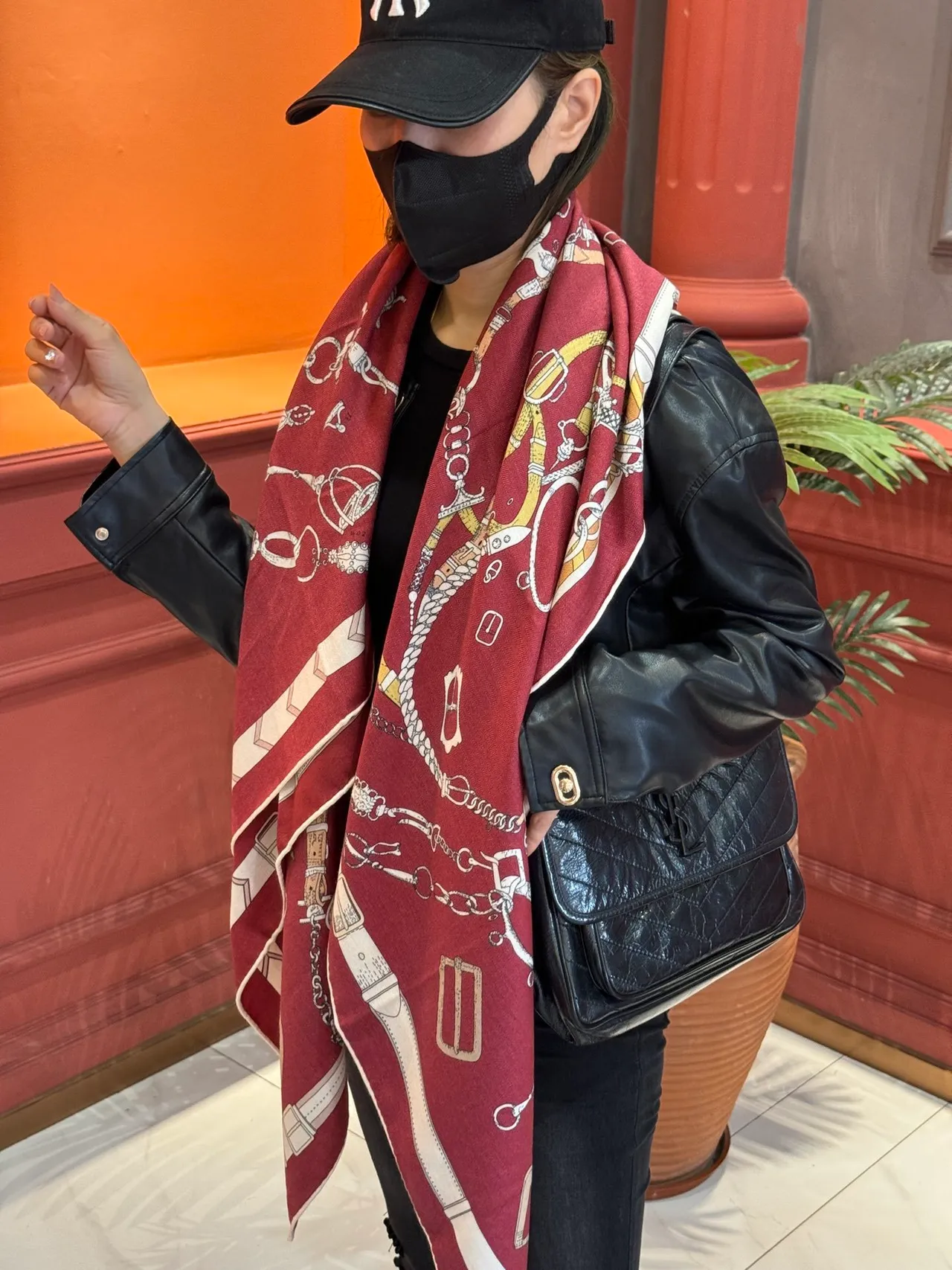 Hermès बर्गंडी सफेद घुड़सवारी हार्डवेयर प्रिंट सीमित चौकोर सिल्हूट रेशम शॉल 3