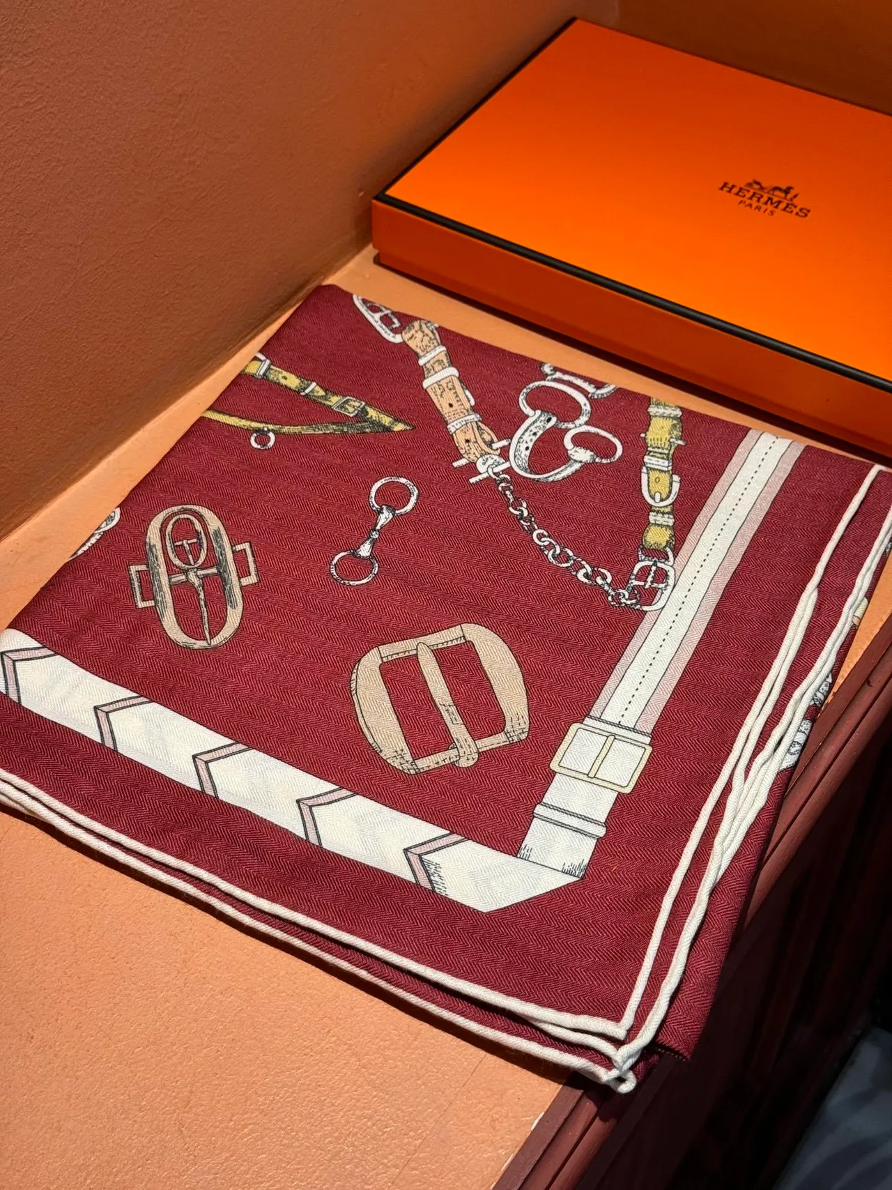 Hermès बर्गंडी सफेद घुड़सवारी हार्डवेयर प्रिंट सीमित चौकोर सिल्हूट रेशम शॉल 6