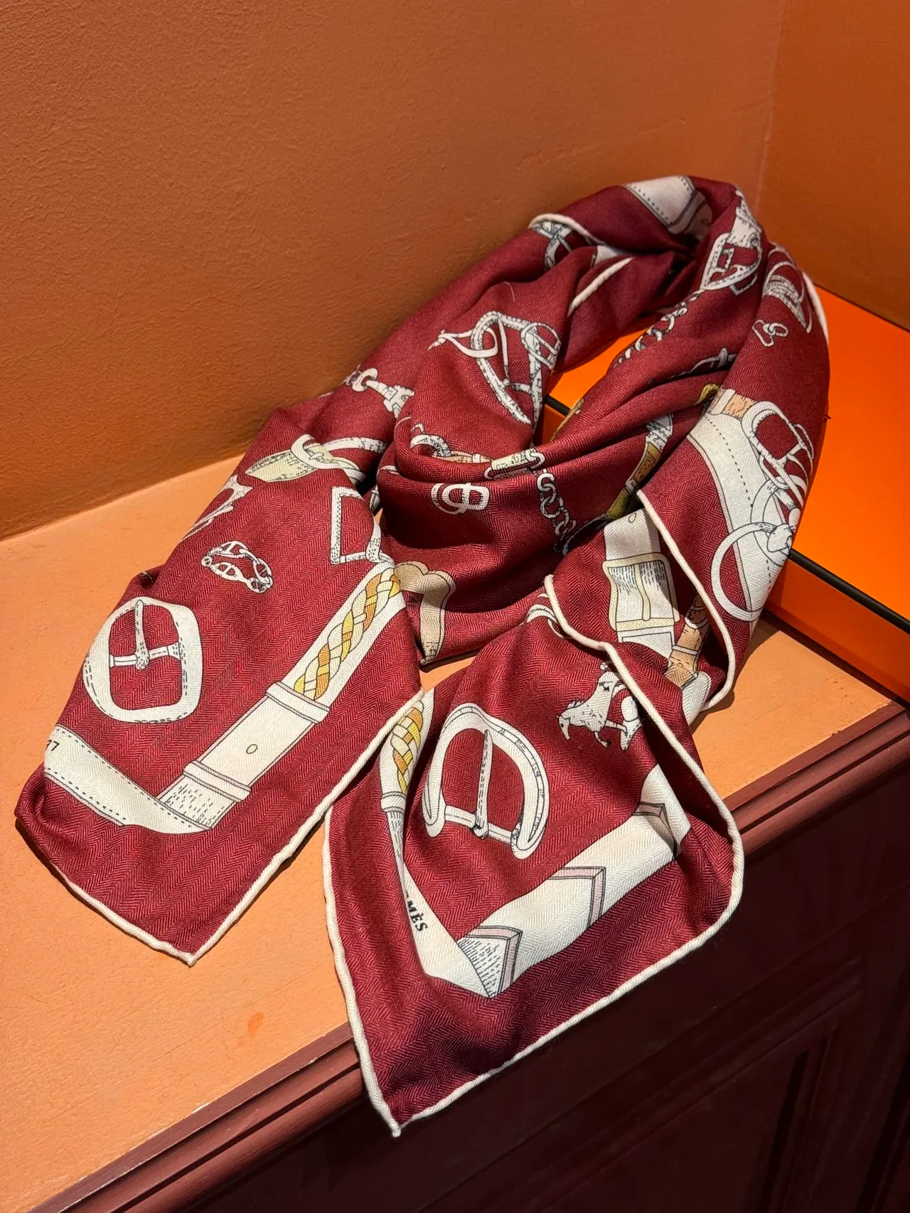 Hermès बर्गंडी सफेद घुड़सवारी हार्डवेयर प्रिंट सीमित चौकोर सिल्हूट रेशम शॉल 8