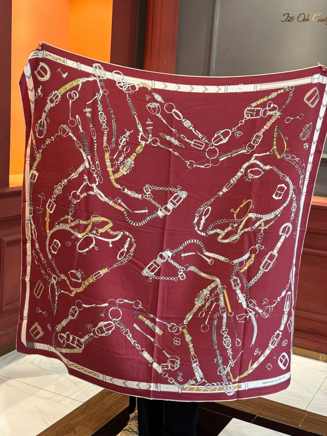 Hermès बर्गंडी सफेद घुड़सवारी हार्डवेयर प्रिंट सीमित चौकोर सिल्हूट रेशम शॉल 9