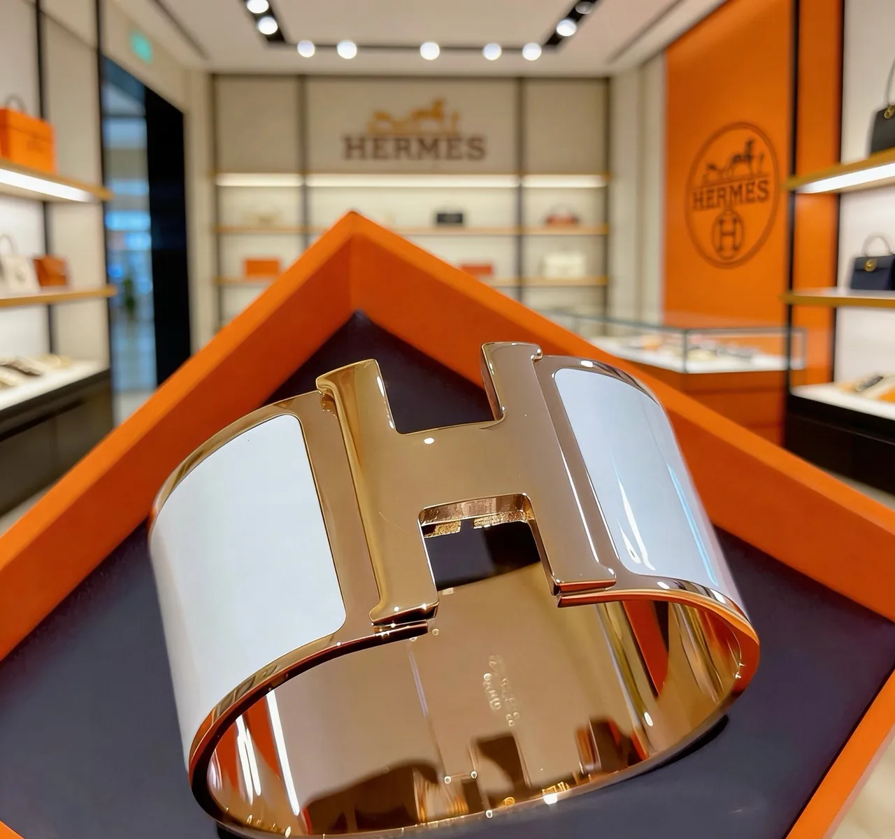 Hermès Clic H brazalete de muñeca rígido de esmalte blanco tono dorado 9