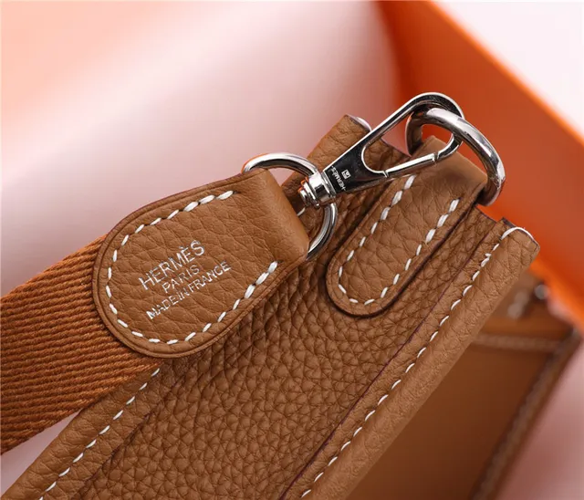 Hermès Evelyne Perforated H Tan कंधे के नीचे का बैग 5