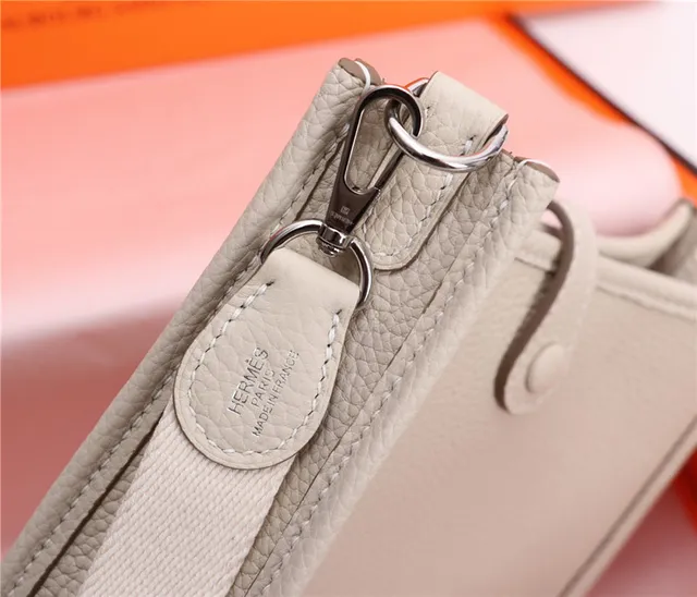 Hermès Evelyne Perforated H Tan कंधे के नीचे का बैग 10