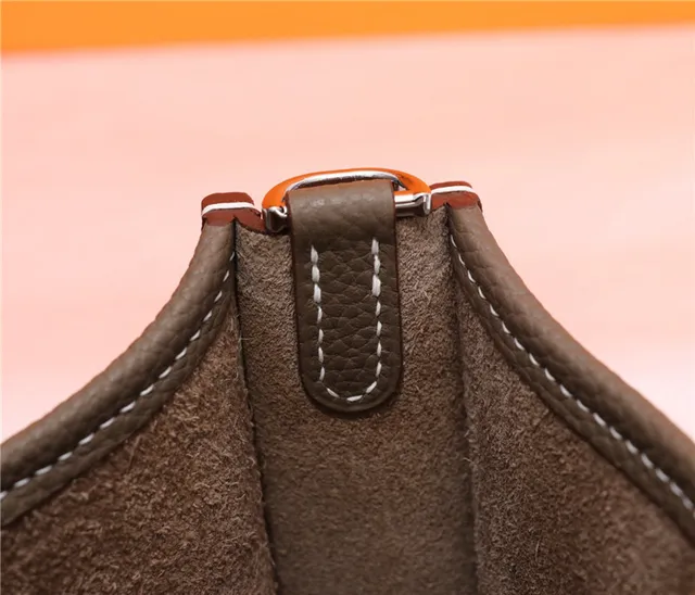 Hermès Evelyne Perforated H Tan कंधे के नीचे का बैग 22