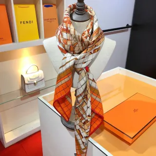 Hermès Écharpe Géométrique Orange Beige en Soie