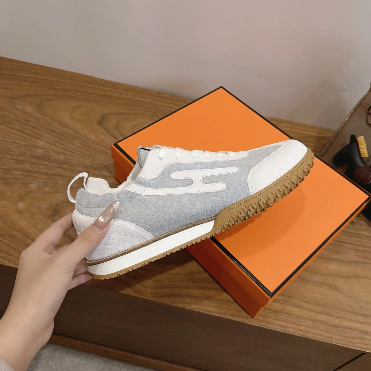 Hermès Chaussures Lifestyle Gris et Blanc à deux tons 4