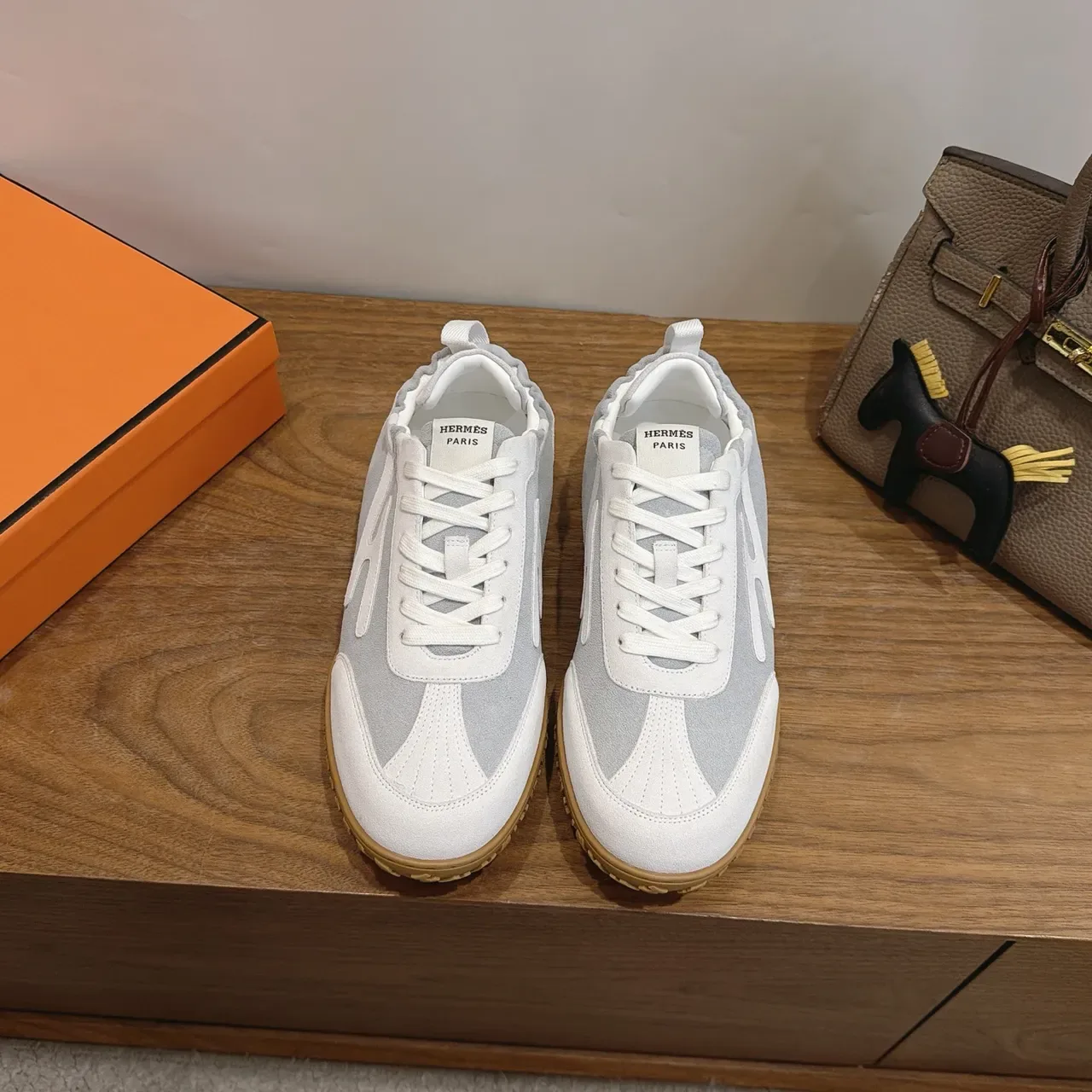Hermès Chaussures Lifestyle Gris et Blanc à deux tons 5