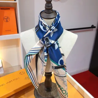 Hermès Bleu Marine Beige Motif de Chaîne Imprimé Écharpe en Soie