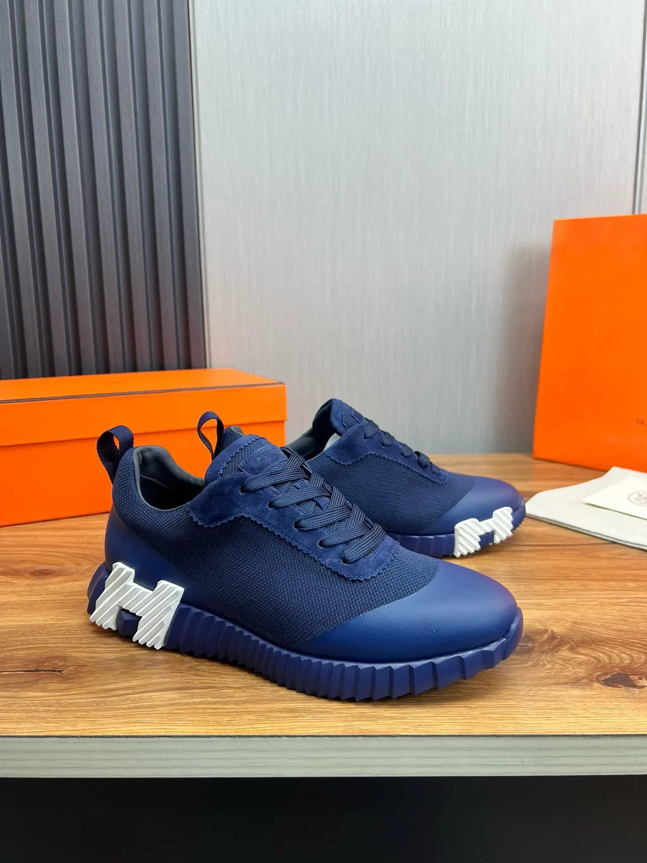 Hermès नेवी व्हाइट निट-सुएड हाइब्रिड अपर स्कल्प्टेड रिज्ड रबर सोल लाइफस्टाइल स्नीकर 4