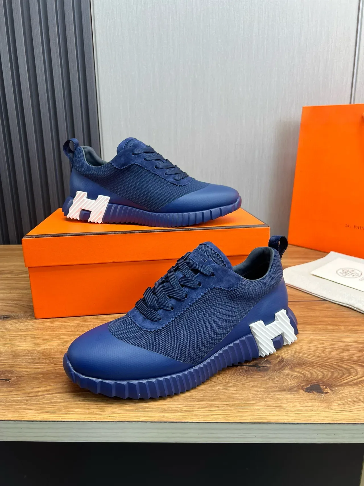 Hermès नेवी व्हाइट निट-सुएड हाइब्रिड अपर स्कल्प्टेड रिज्ड रबर सोल लाइफस्टाइल स्नीकर 5