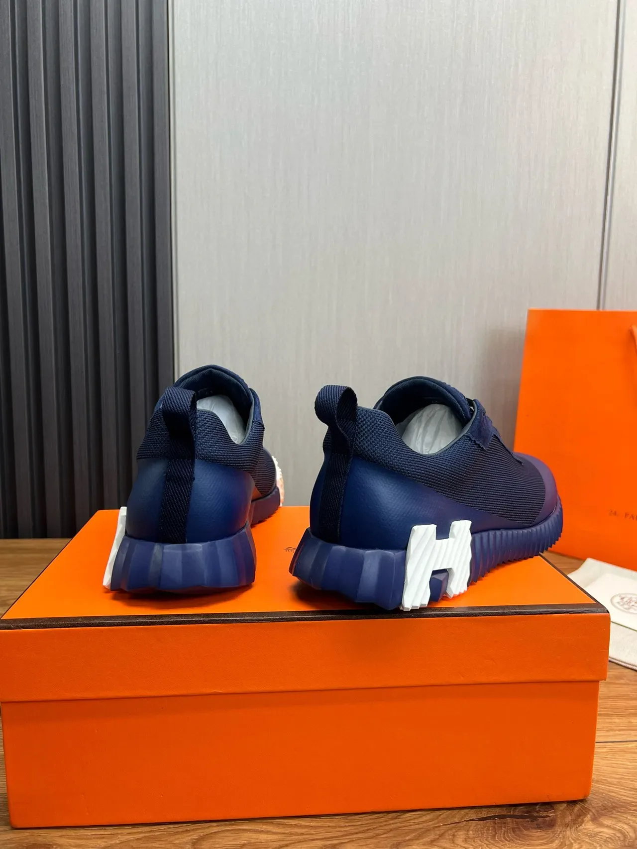 Hermès नेवी व्हाइट निट-सुएड हाइब्रिड अपर स्कल्प्टेड रिज्ड रबर सोल लाइफस्टाइल स्नीकर 6