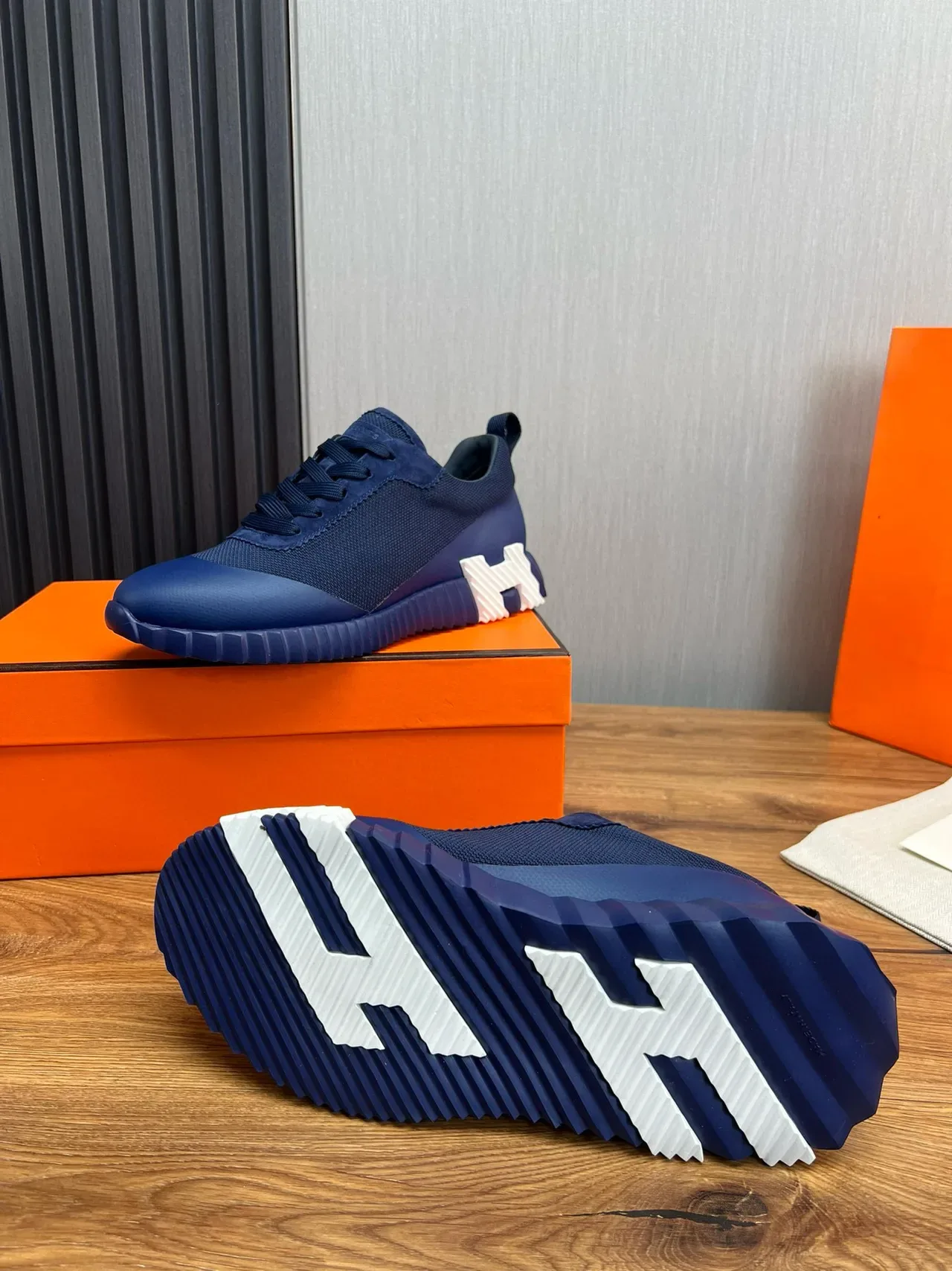 Hermès नेवी व्हाइट निट-सुएड हाइब्रिड अपर स्कल्प्टेड रिज्ड रबर सोल लाइफस्टाइल स्नीकर 9