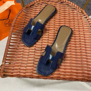 Hermès Oran Navy Crocodile-Embossed H-Strap স্যান্ডেল