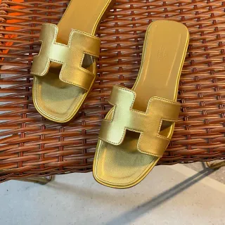 Hermès Oran Slide Sandálias de Couro Dourado Metálico