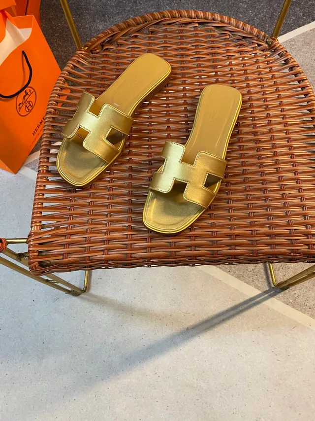 Hermès Oran Slide صندل جلدي ذهبي معدني 2